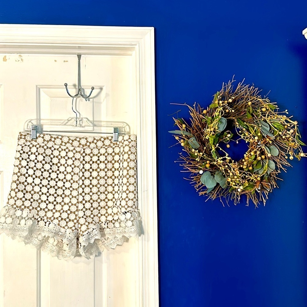Women’s Amaryllis Friday Crochet Tan & White Ruffle Shorts Size Large
